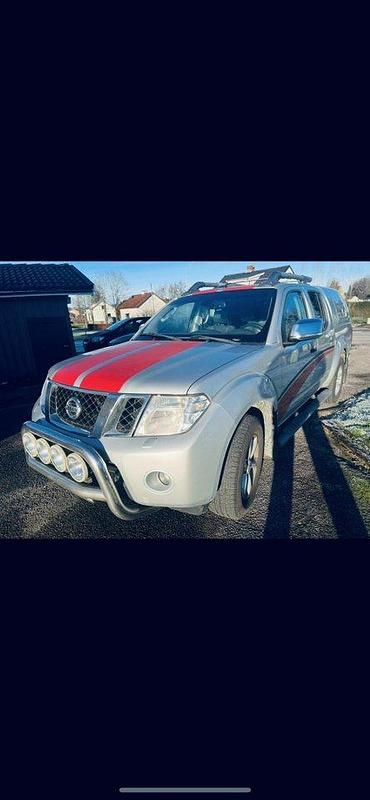 Silver Begagnad 2011 Nissan Navara Pickup | 85 000 kr (Marknadspris) - Bild 1/4