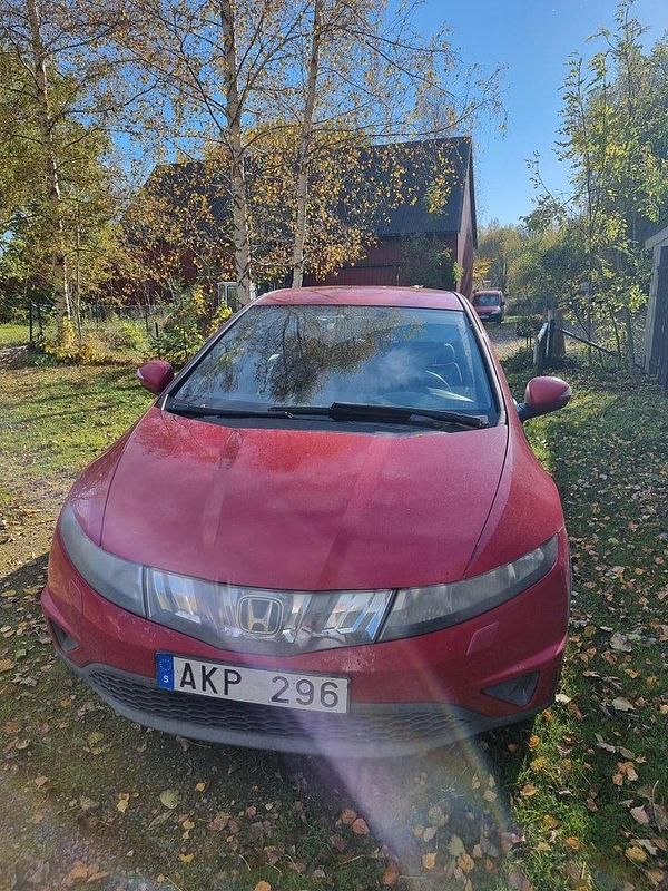 Röd Begagnad 2008 Honda Civic Sport Halvkombi | 28 000 kr (Bra pris) - Bild 1/4