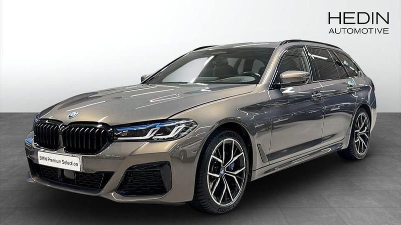 Grå Begagnad 2024 BMW 530 M Sport Kombi | 539 800 kr - Bild 1/4