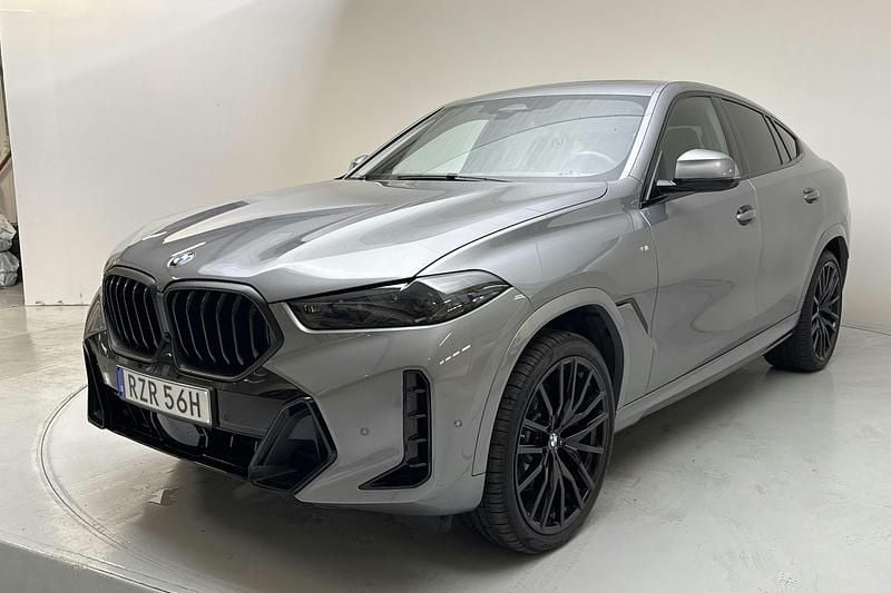 Grå Begagnad 2024 BMW X6 Comfort Edition SUV | 1 049 000 kr (Marknadspris) - Bild 1/4