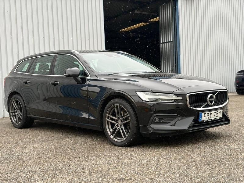 Begagnad Volvo V60 Momentum 200 HK (147 kW) 2019 Svart Kombi