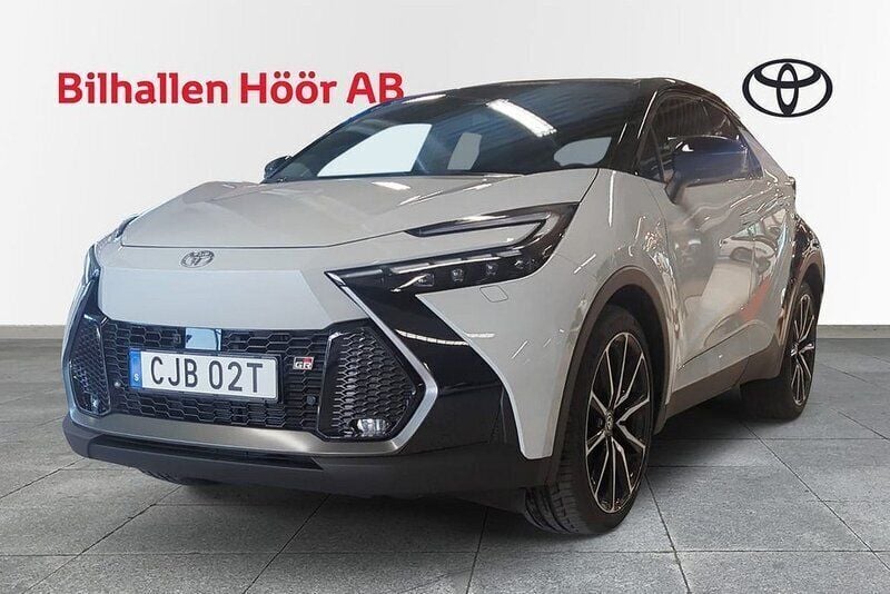 Grå Ny 2024 Toyota C-HR Edition SUV | 449 900 kr (Marknadspris) - Bild 1/3