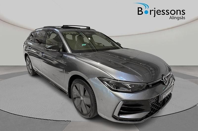 Grå Ny 2026 VW Passat Kombi | 509 900 kr (Superpris) - Bild 1/4