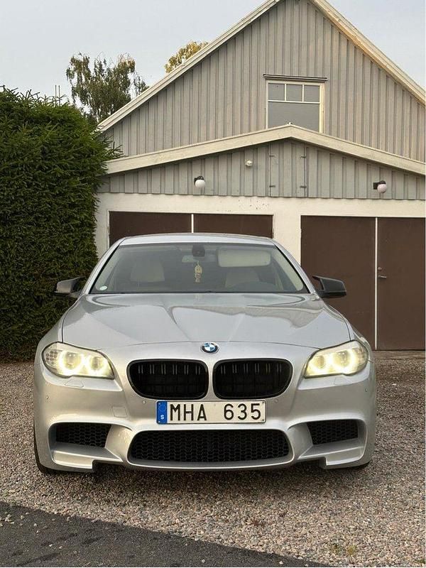 Grå Begagnad 2012 BMW 520 Sedan | 149 000 kr (Lite dyr) - Bild 1/4