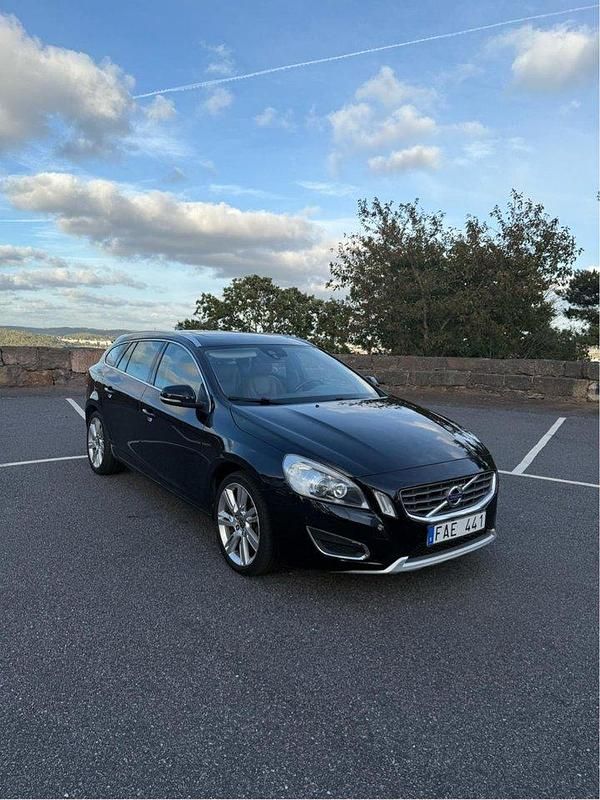 Svart Begagnad 2011 Volvo V60 Summum Kombi | 109 900 kr (Lite dyr) - Bild 1/4