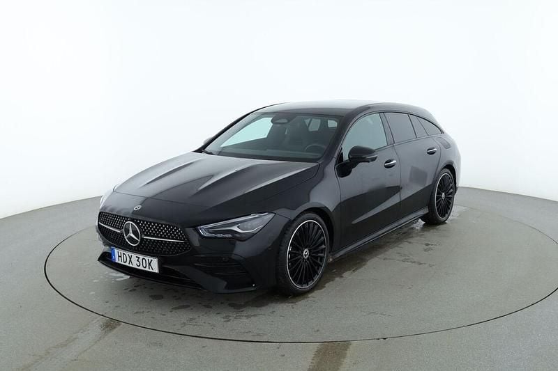 Svart Begagnad 2025 Mercedes CLA200 Shooting Brake AMG line Kombi | 379 000 kr (Marknadspris) - Bild 1/3