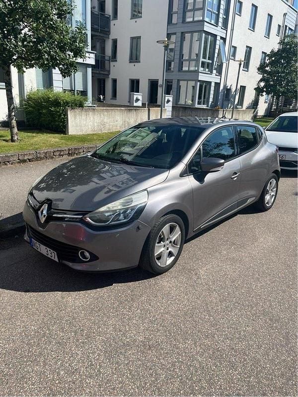 Grå Begagnad 2013 Renault Clio IV Halvkombi | 60 000 kr (Marknadspris) - Bild 1/4