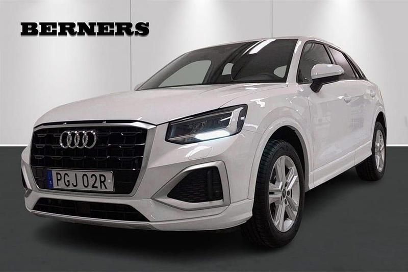 Vit Begagnad 2024 Audi Q2 Advanced Plus SUV | 299 900 kr (Marknadspris) - Bild 1/4