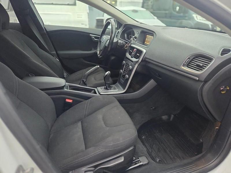 Begagnad Volvo V40 Kinetic 120 HK (88 kW) 2014 Vit Halvkombi