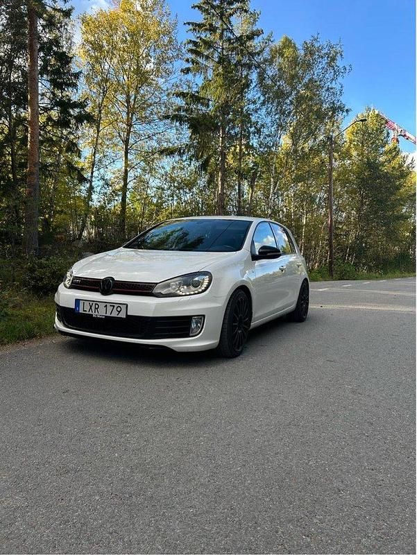 Vit Begagnad 2012 VW Golf VII Edition Halvkombi | 129 990 kr (Marknadspris) - Bild 1/4