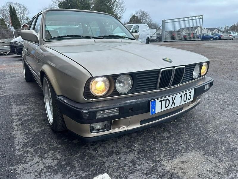 Begagnad 1990 BMW 316 Sedan | 75 000 kr - Bild 1/4