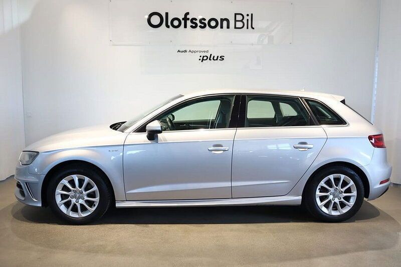 Silver Begagnad 2015 Audi A3 Sportback e-tron Sedan | 159 900 kr (Marknadspris) - Bild 1/4