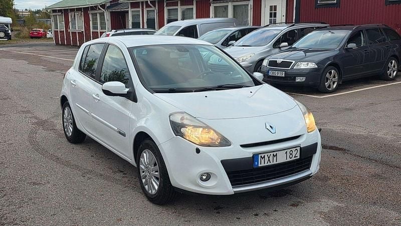 Vit Begagnad 2012 Renault Clio IV Halvkombi | 29 900 kr (Superpris) - Bild 1/4