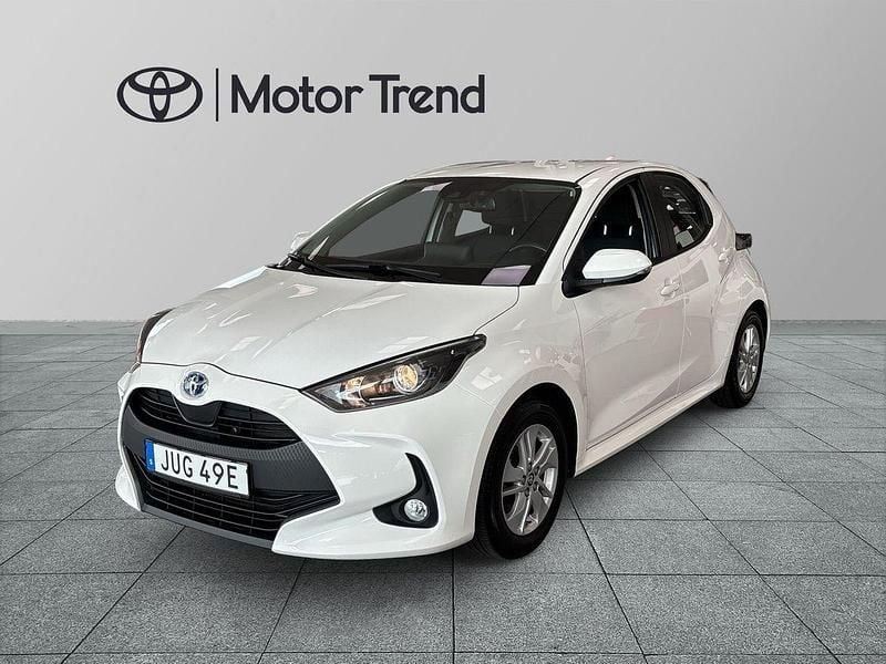 Vit Begagnad 2022 Toyota Yaris Hybrid Halvkombi | 204 900 kr (Marknadspris) - Bild 1/3