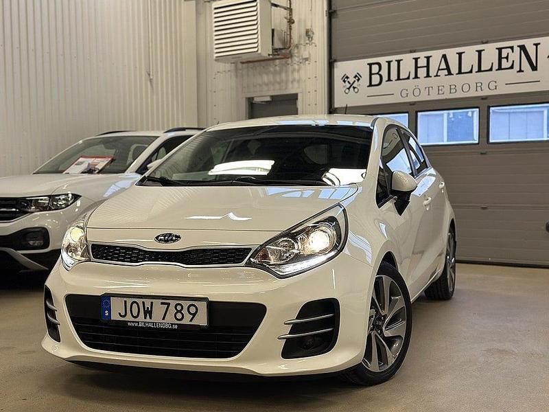 Vit Begagnad 2016 Kia Rio Halvkombi | 84 900 kr (Marknadspris) - Bild 1/4