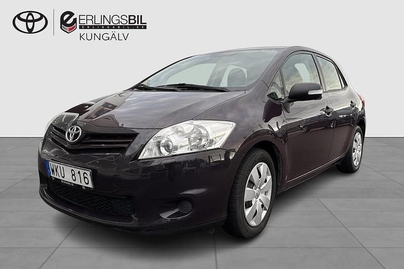 Lila Begagnad 2010 Toyota Auris Halvkombi | 64 900 kr (Bra pris) - Bild 1/4
