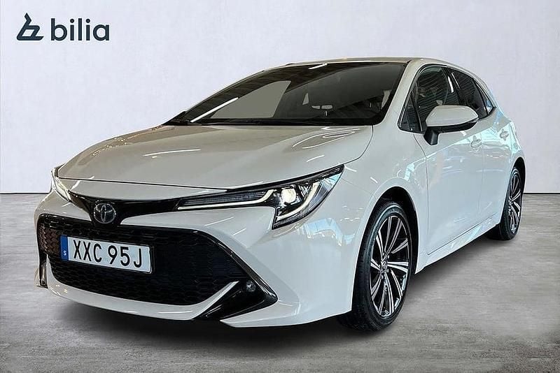 Vit Begagnad 2022 Toyota Corolla Hybrid Style Halvkombi | 254 900 kr (Marknadspris) - Bild 1/4
