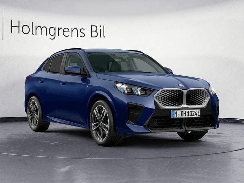 Begagnad BMW iX2 M Sport 230 kW (313 HK) 2024 Blå/lila SUV