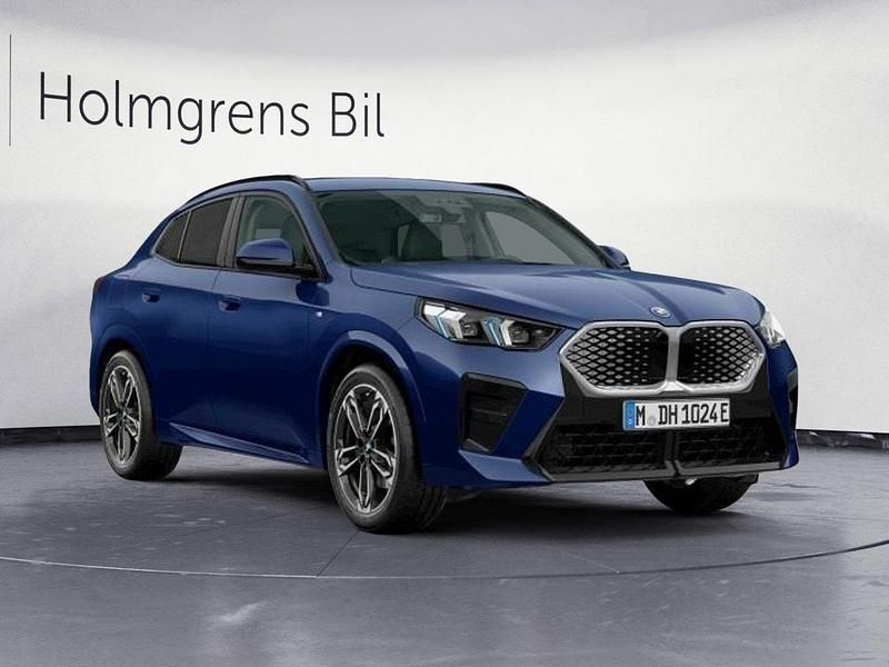 Blå/lila Begagnad 2024 BMW iX2 M Sport SUV | 559 500 kr (Lite dyr) - Bild 1/4