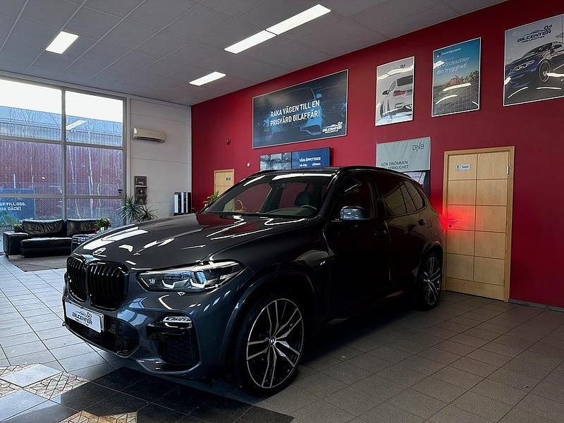 Grå Begagnad 2019 BMW X5 M Sport SUV | 569 500 kr (Marknadspris) - Bild 1/4