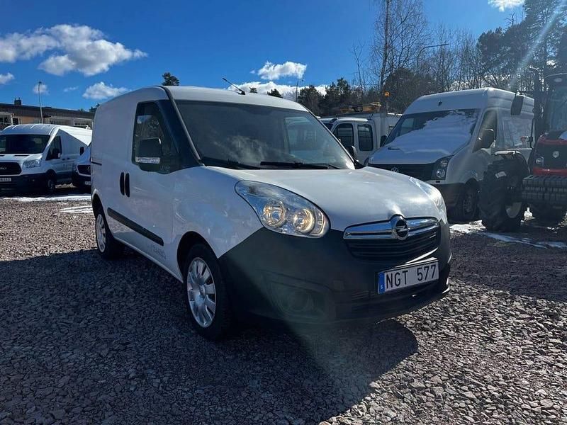 Vit Begagnad 2013 Opel Combo Van | 69 900 kr (Lite dyr) - Bild 1/4