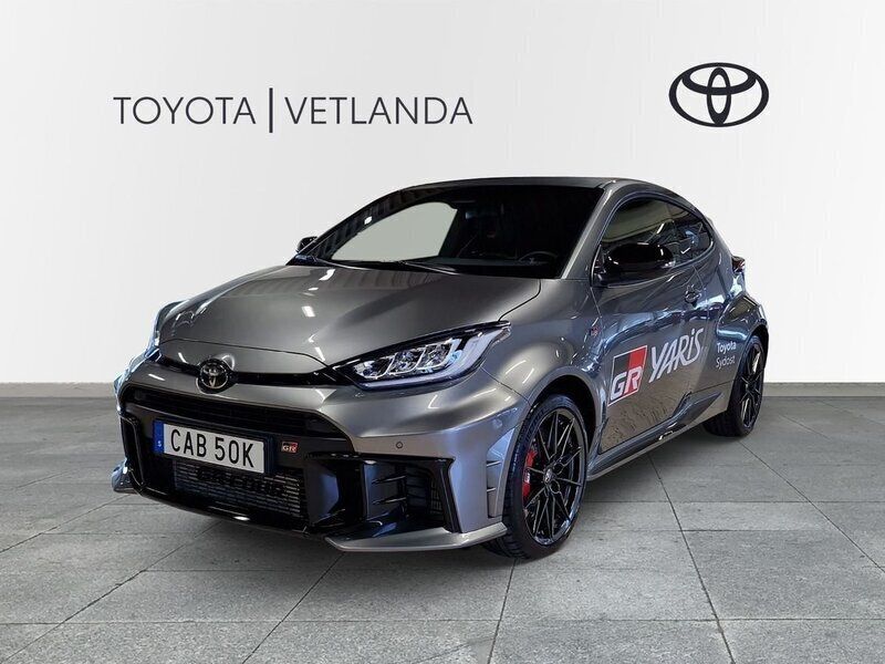 Silver (precious metal) Begagnad 2024 Toyota Yaris Premium Halvkombi | 599 000 kr (Marknadspris) - Bild 1/4