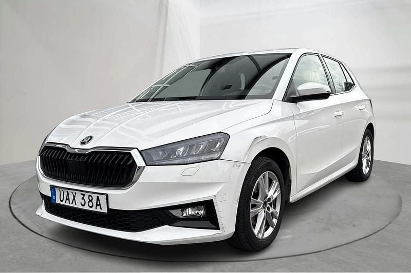 Vit Begagnad 2022 Skoda Fabia Halvkombi | 120 000 kr (Superpris) - Bild 1/4