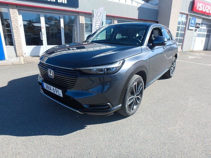 Mörkgrå Begagnad 2023 Honda HR-V Advance SUV | 309 500 kr (Marknadspris) - Bild 1/4