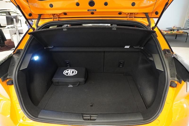 Begagnad MG MG4 EV 150 kW (204 HK) 2022 Orange Halvkombi