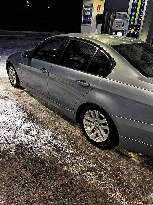 Begagnad 2006 BMW 320 Sedan | 51 000 kr (Marknadspris) - Bild 1/4