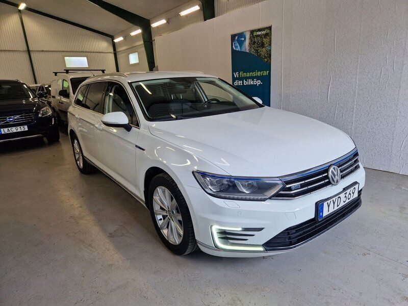 Vit Begagnad 2018 VW Passat GTE Kombi | 159 900 kr (Marknadspris) - Bild 1/4