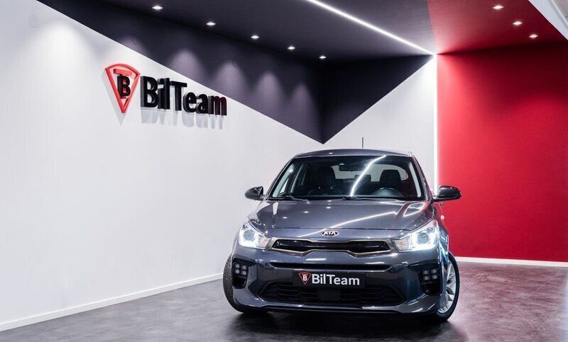 Grå Begagnad 2018 Kia Rio Halvkombi | 139 900 kr (Lite dyr) - Bild 1/4