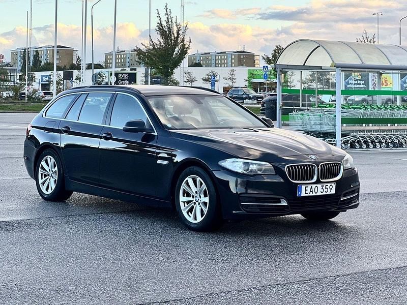 Svart Begagnad 2015 BMW 520 Kombi | 119 800 kr (Marknadspris) - Bild 1/4