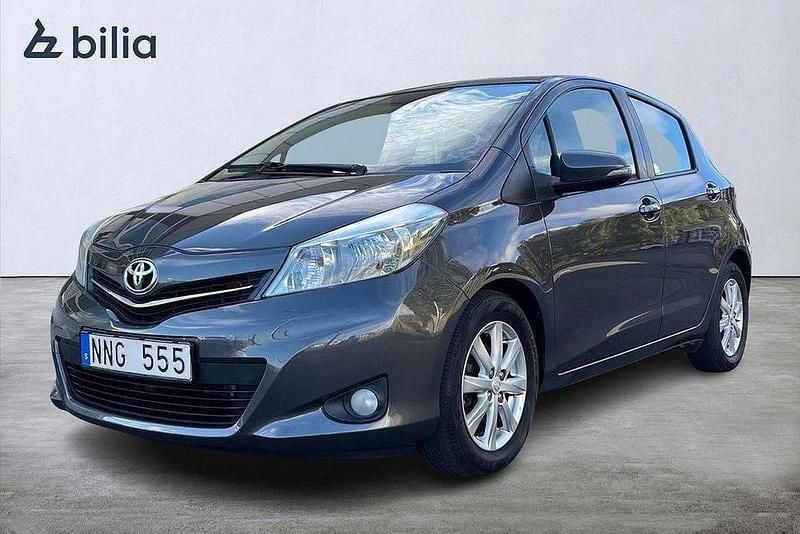 Mörkgrå (grå) Begagnad 2012 Toyota Yaris Active Halvkombi | 54 900 kr (Marknadspris) - Bild 1/3