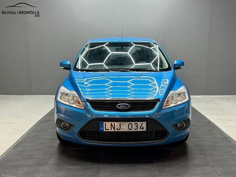 Blå Begagnad 2010 Ford Focus Platinum Halvkombi | 29 900 kr (Marknadspris) - Bild 1/4