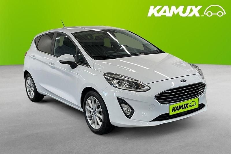 Vit Begagnad 2018 Ford Fiesta Titanium Halvkombi | 109 800 kr (Marknadspris) - Bild 1/4