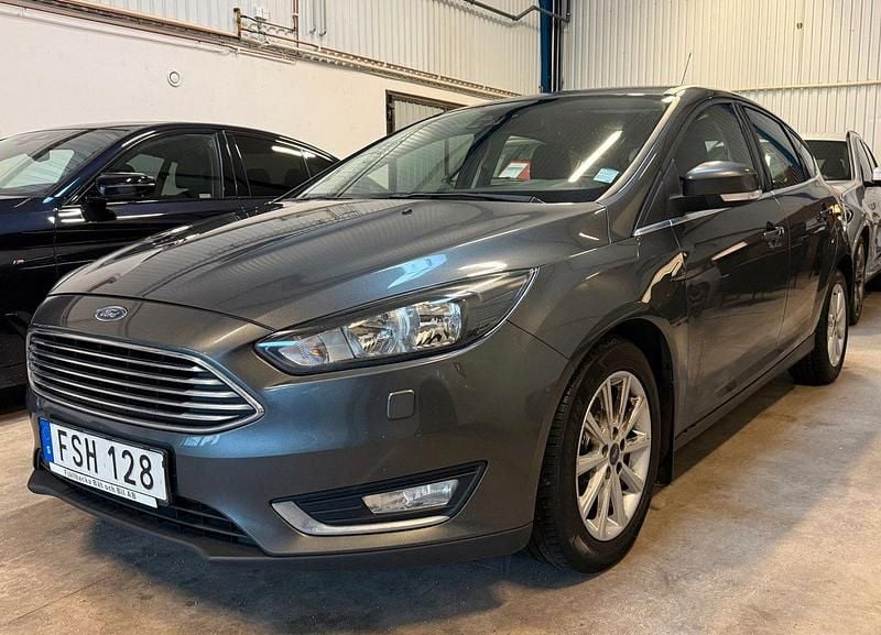 Grå Begagnad 2015 Ford Focus Titanium Halvkombi | 95 000 kr (Marknadspris) - Bild 1/4