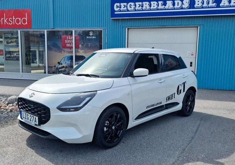 Vit Ny 2024 Suzuki Swift Halvkombi | 274 900 kr (Marknadspris) - Bild 1/4