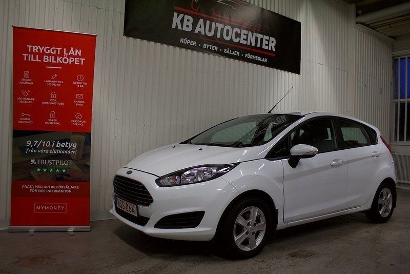 Vit Begagnad 2015 Ford Fiesta Halvkombi | 99 900 kr (Marknadspris) - Bild 1/4