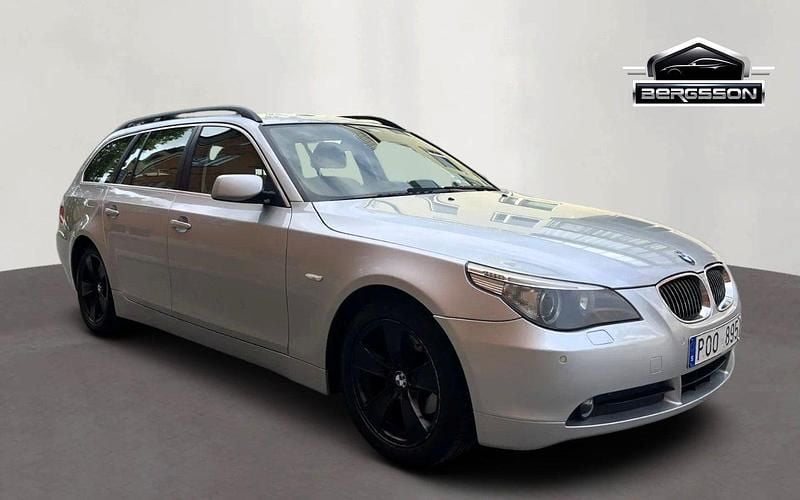 Ljusgrå Begagnad 2006 BMW 523 Kombi | 44 900 kr (Marknadspris) - Bild 1/4