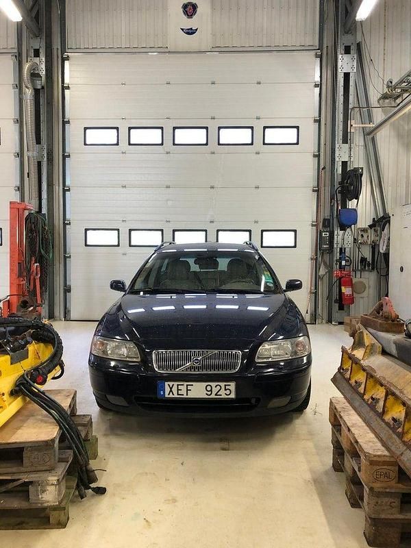 Blå Begagnad 2006 Volvo V70 Kinetic Kombi | 7 000 kr (Superpris) - Bild 1/4