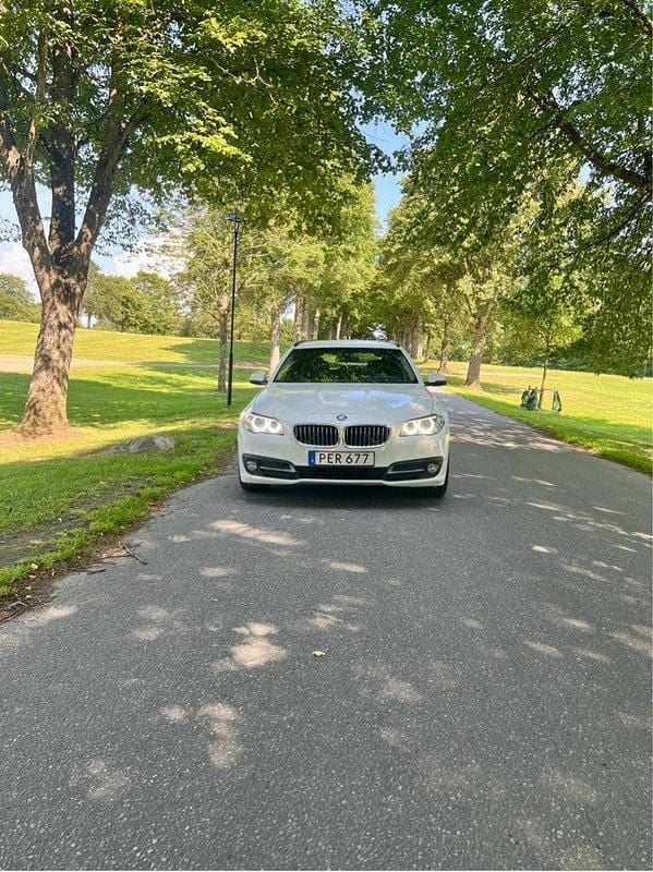 Vit Begagnad 2017 BMW 520 Kombi | 175 000 kr (Marknadspris) - Bild 1/4