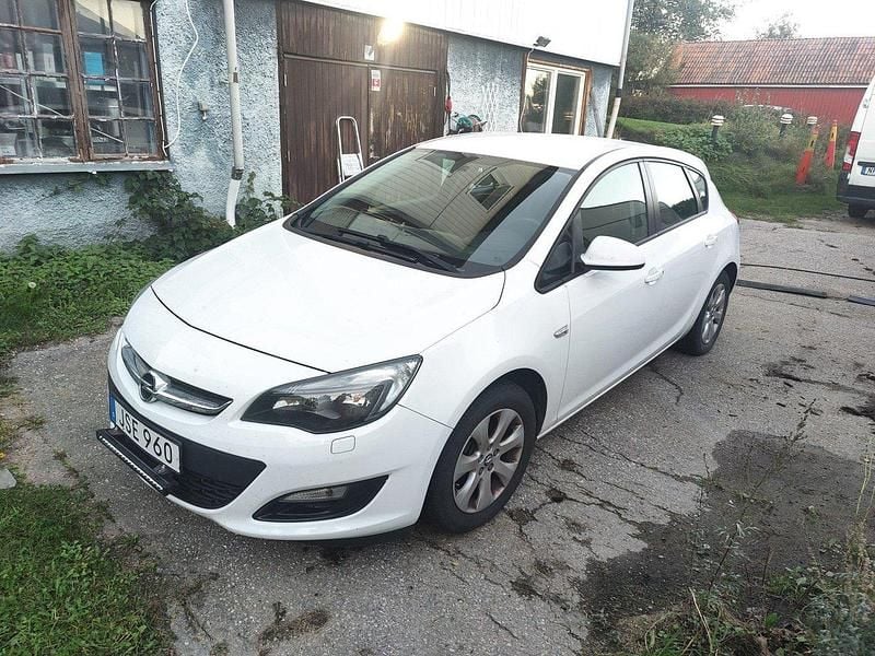 Vit Begagnad 2015 Opel Astra Halvkombi | 65 000 kr (Superpris) - Bild 1/4