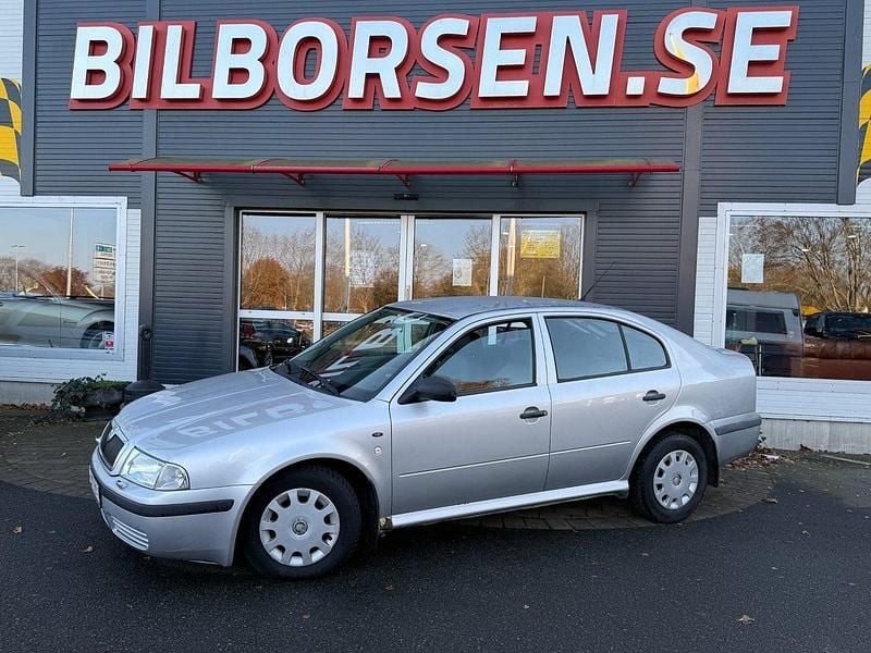 Silver Begagnad 2002 Skoda Octavia Tour Halvkombi | 19 000 kr (Marknadspris) - Bild 1/4