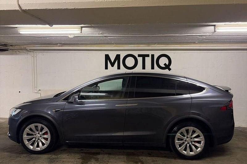 Grå Begagnad 2019 Tesla Model X Performance SUV | 439 900 kr (Bra pris) - Bild 1/4
