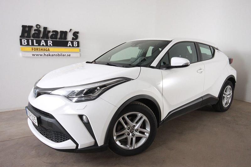 Vit Begagnad 2022 Toyota C-HR Active SUV | 259 500 kr (Lite dyr) - Bild 1/4