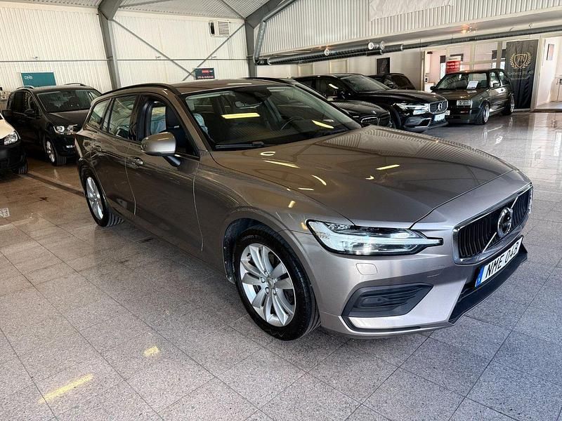 Grå Begagnad 2019 Volvo V60 Momentum Kombi | 219 900 kr (Marknadspris) - Bild 1/4