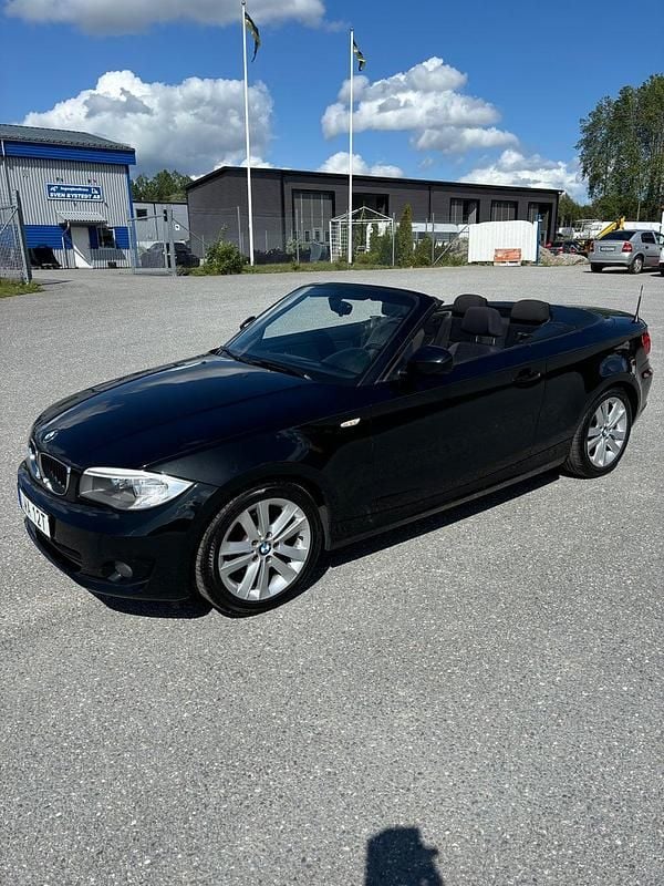 Svart Begagnad 2011 BMW 118 Cabriolet Advantage Cab | 79 900 kr - Bild 1/4