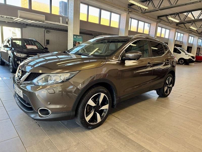 Mörkbrun (brun) Begagnad 2017 Nissan Qashqai Tekna SUV | 144 900 kr (Marknadspris) - Bild 1/4