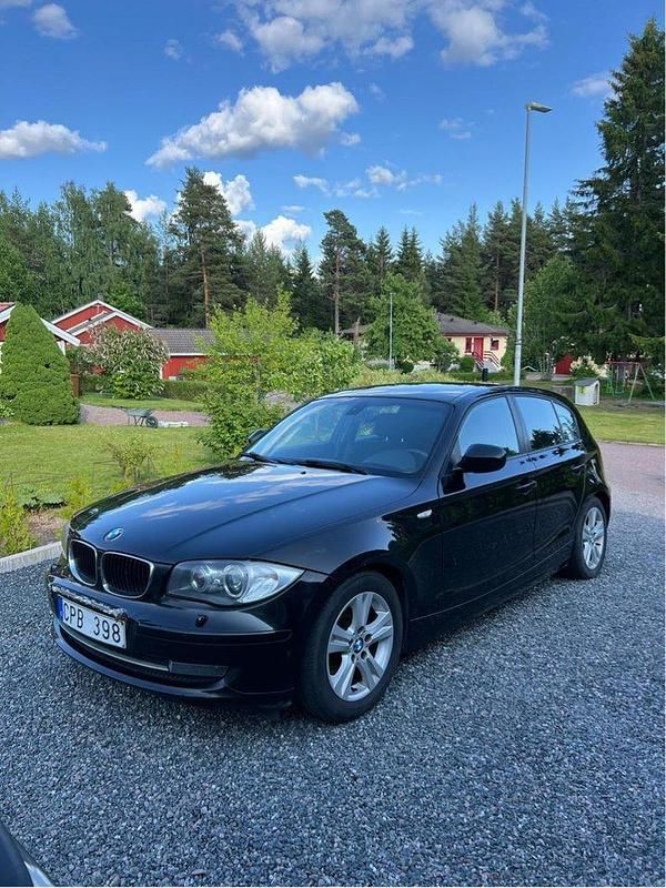Svart Begagnad 2010 BMW 118 Advantage Halvkombi | 52 000 kr (Marknadspris) - Bild 1/4